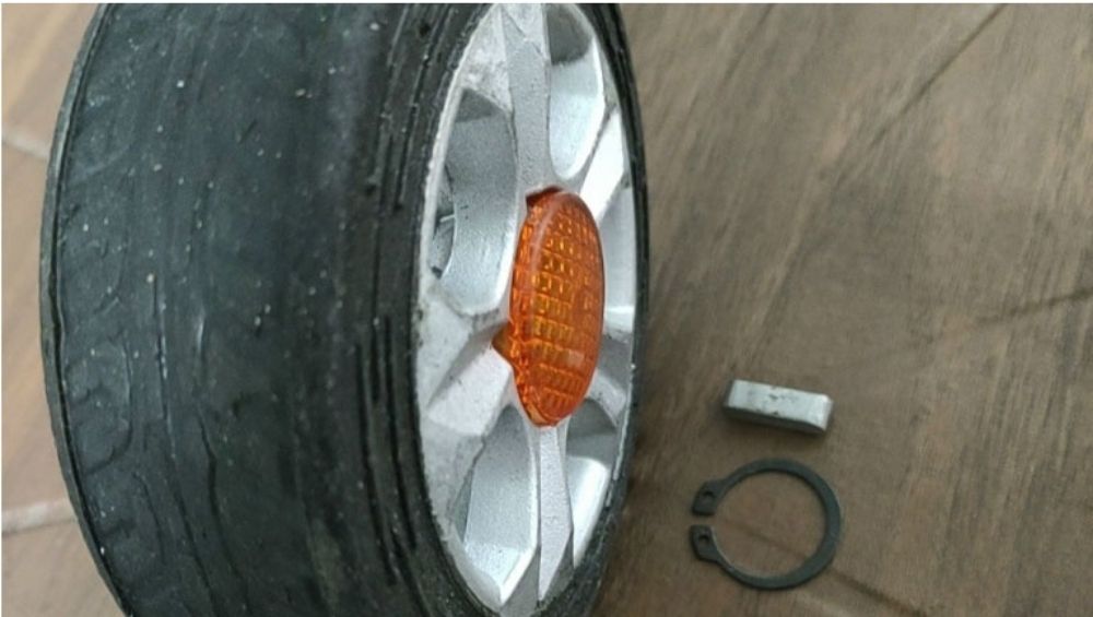 Bánh xe cổng xếp Inox bị mòn