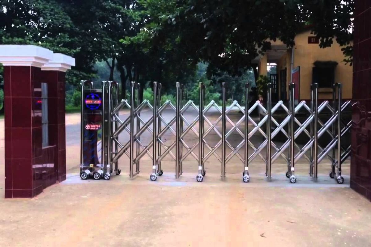 Cổng xếp inox không ray, dẫn hướng từ