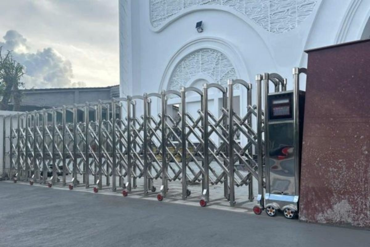 Cổng xếp inox không ray được dẫn hướng bằng từ