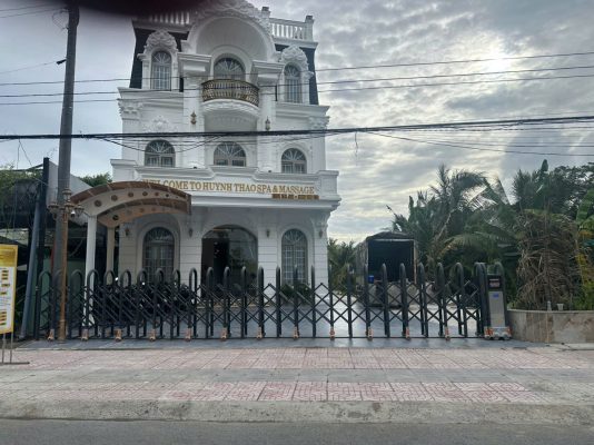 So sánh cổng xếp hợp kim nhôm và cổng xếp inox 304 – đâu là lựa chọn tối ưu?