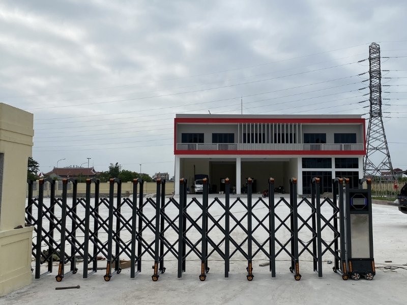 Cổng xếp hợp kim nhôm lắp đặt tại khu công nghiệp