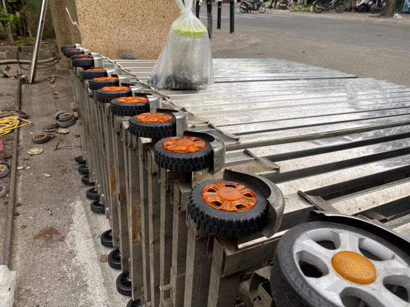 Nguyên nhân phổ biến khiến cổng xếp bị lệch bánh, nghiêng ray