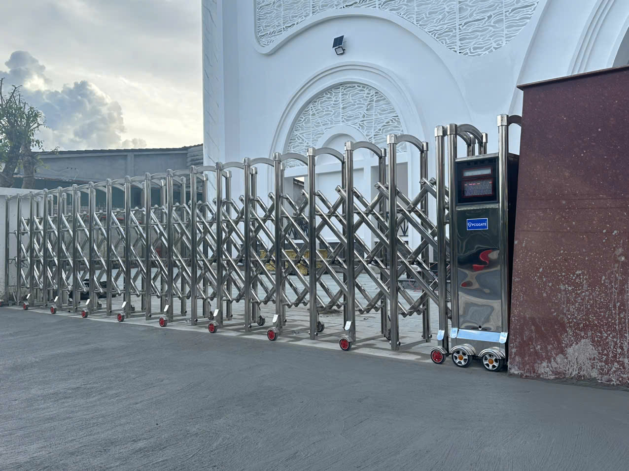 Giá tham khảo khi mua cổng xếp tự động