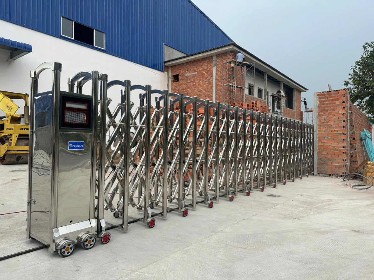 Ưu điểm khi dùng cổng xếp tự động cho khu công nghiệp