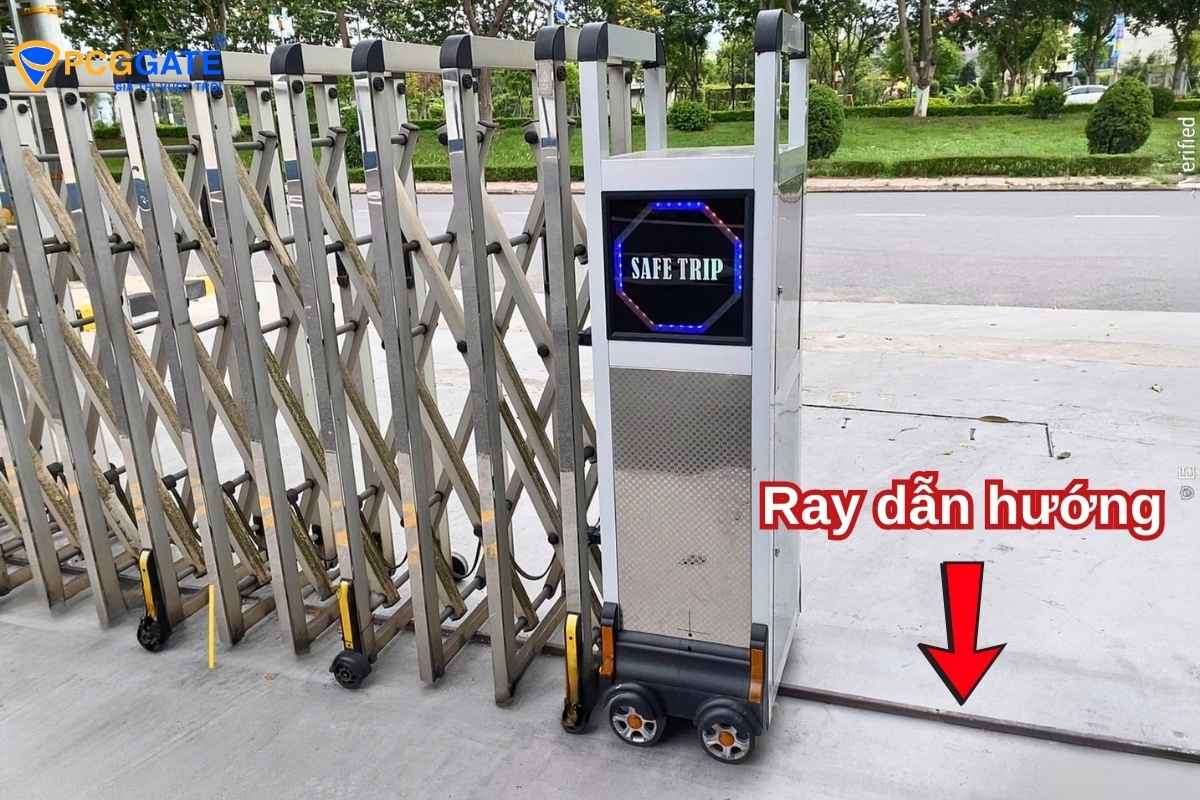 Cổng xếp tự động dẫn hướng bằng ray