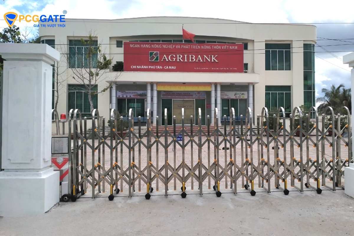 Cổng xếp inox lắp đặt tại ngân hàng