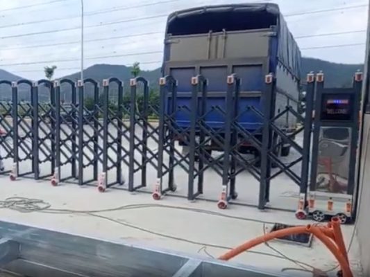 Lắp đặt cổng xếp hợp kim nhôm tại Bắc Giang cũ